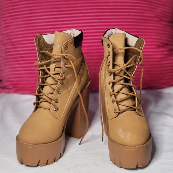 Lace up heeled boot - Picture 1 of 5